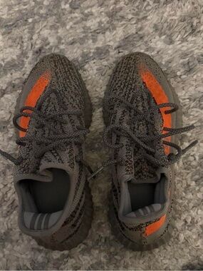 Men’s 6 womens 8 Yeezys. Only worn a few times. Super clean. Like new!